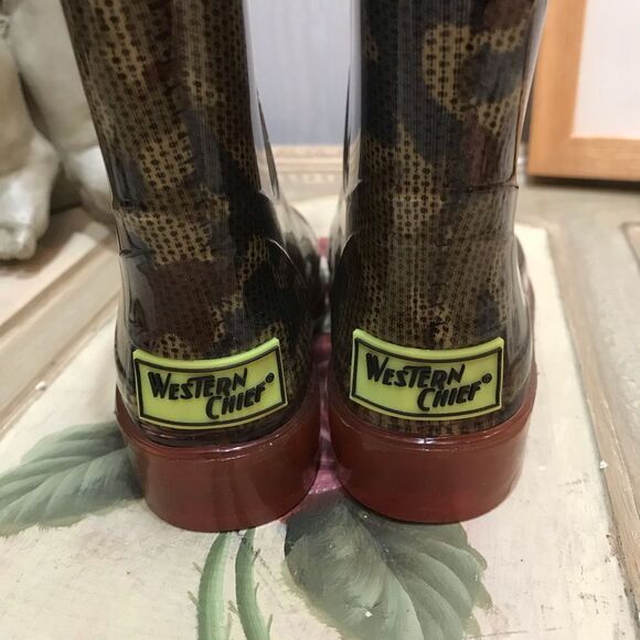 Western Chief Light Up Rain Boots Olive Mesh Camo Sz 5/6 NWOB - Picture 9 of 14